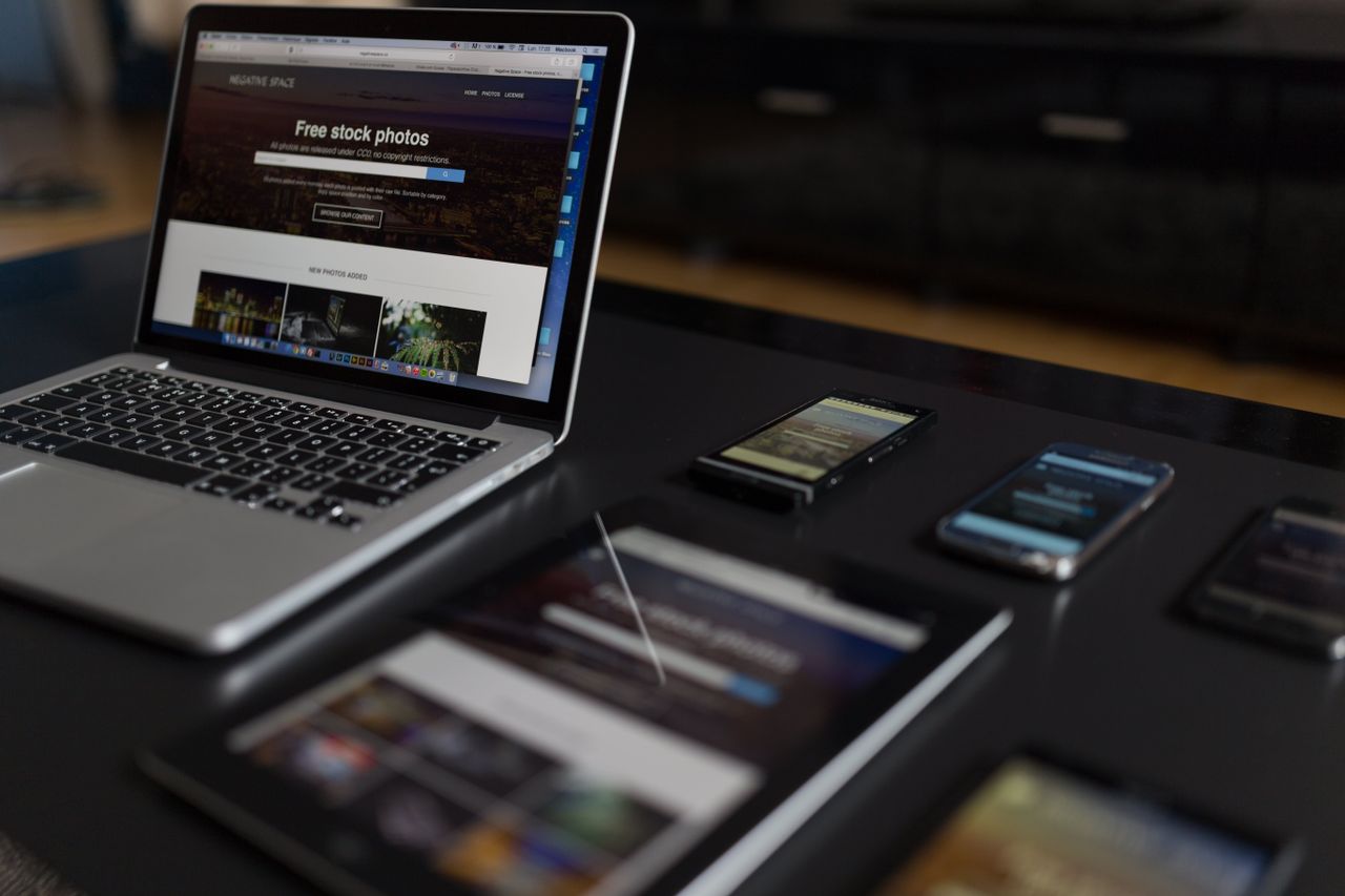 Un ambiente di lavoro contemporaneo con laptop, tablet e smartphone, ideale per attività tecnologiche e freelance.